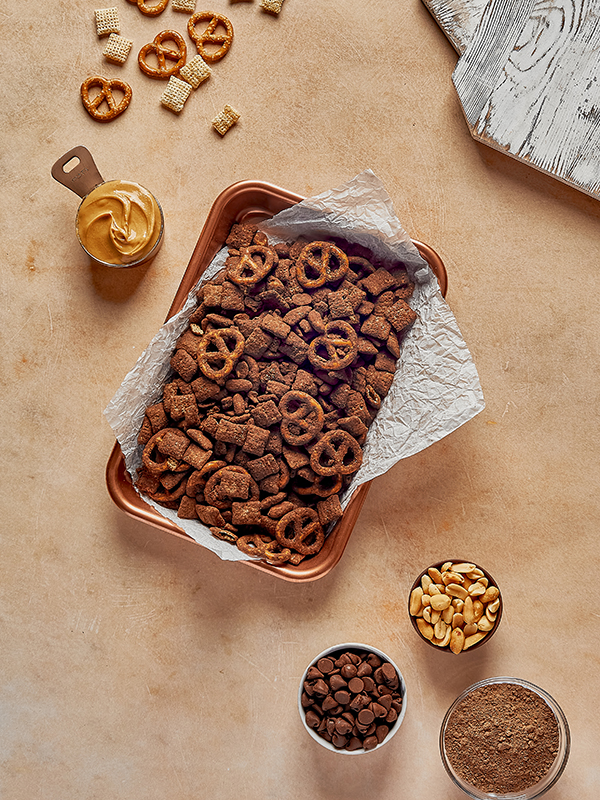 Brownie de chocolate con caramelo Shakeology Muddy Buddies en una sartén